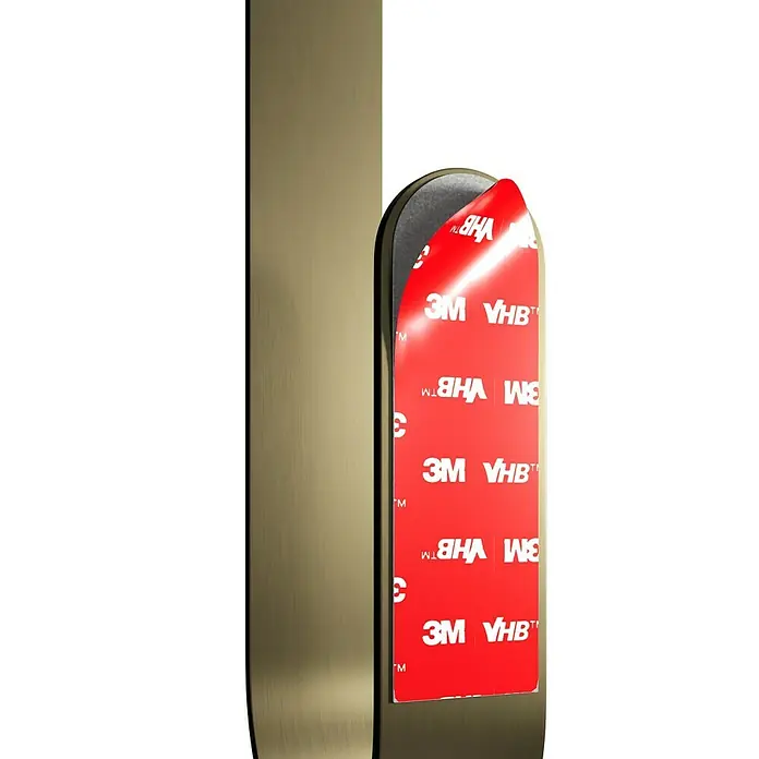 Camargue Antwerpen Ersatzpapierrollenhalter - Gold, Matt - Nahaufnahme von einem goldenen Badaccessoire mit rotem 3M VHB Klebeband auf schwarzem Hintergrund.