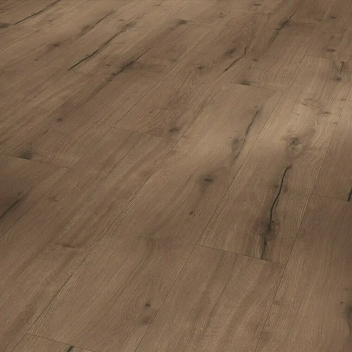 Parador Designbodenmuster Modular ONE Eiche Helios geräuchert - 200 x 194 x 8 mm, Landhausdiele - Nahaufnahme eines Laminatbodens in warmen Brauntönen mit Maserung und Astlöchern für eine natürliche und rustikale Optik.