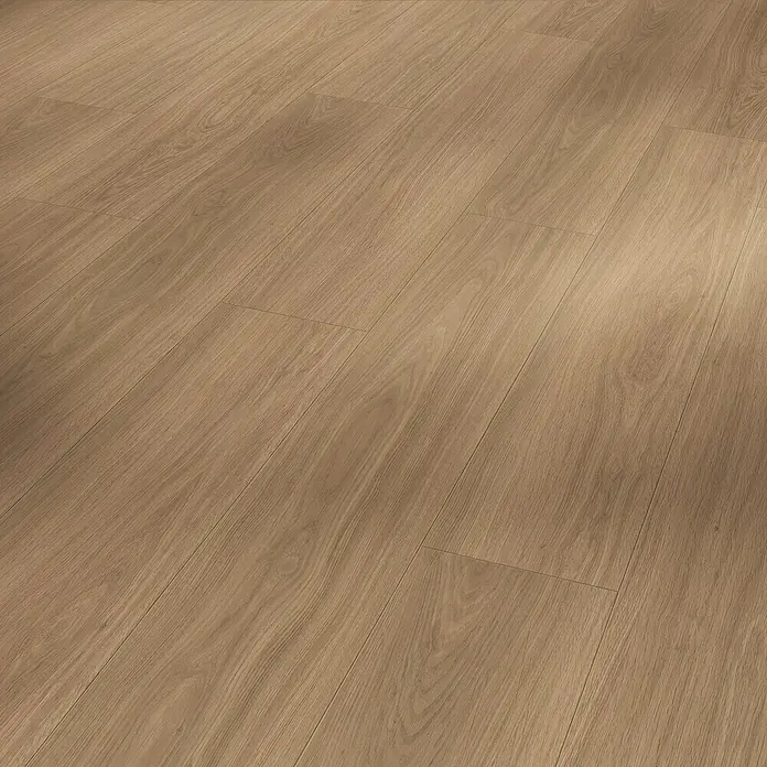 Parador Designbodenmuster Modular ONE Eiche Artemis karamellbraun - 200 x 194 x 8 mm, Landhausdiele - Nahaufnahme eines hellen, modernen Laminatbodens, der eine warme, natürliche Holzoptik mit subtilen Maserungen und sanften Farbtönen bietet.