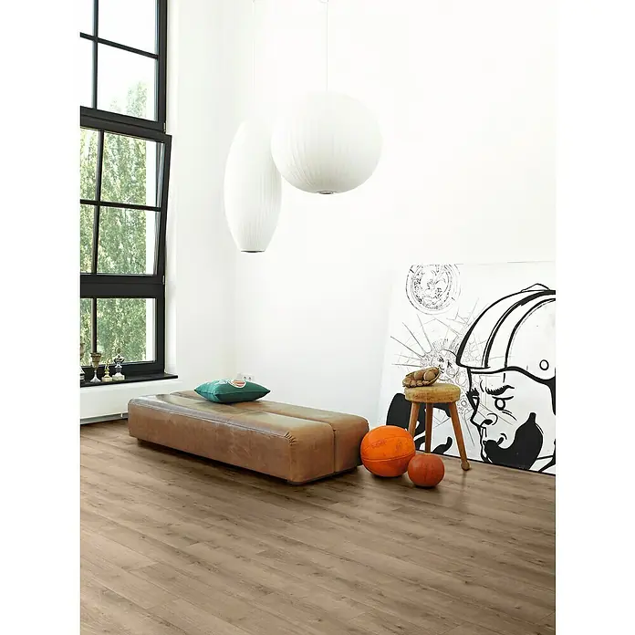 Parador Designbodenmuster Modular ONE Eiche Pure perlgrau - 200 x 194 x 8 mm, Landhausdiele, Pergrau - Einladendes Interieur mit braunem Ledersofa, Hocker, Bällen, Kunstwerk und modernen Hängeleuchten, ergänzt durch einen hellen Holzboden.