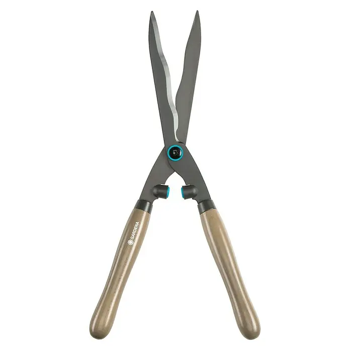 Gardena Tijeras de podar manuales NatureCut - Largo: 580 mm - Primer plano de unas tijeras de jardín con mangos de madera y hojas grises, diseñadas para tareas de modelado preciso y jardinería.