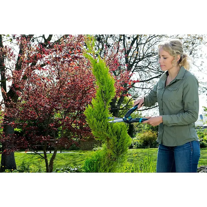 Gardena Tijeras de podar manuales PrecisionCut - Largo: 475 mm - Mujer recortando un arbusto en espiral en el jardín con tijeras Gardena. Jardinería de precisión para un hermoso espacio al aire libre.