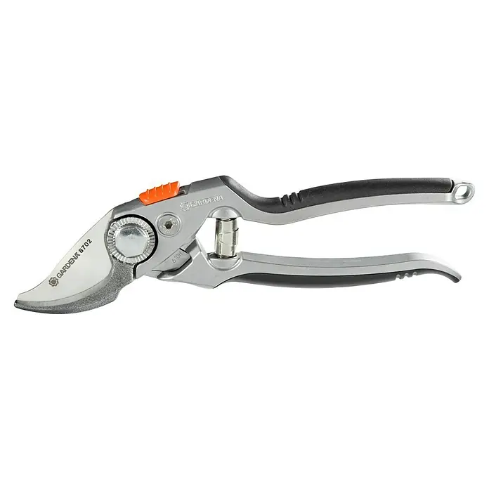 Gardena Gartenschere Alu B+/L - Bypass, Max. Aststärke: 22 mm - Eine Gartenschere der Marke Gardena, Modell 8702, mit grauem Griff und orangefarbenem Sicherheitsverschluss. Ideal für Gartenarbeiten.