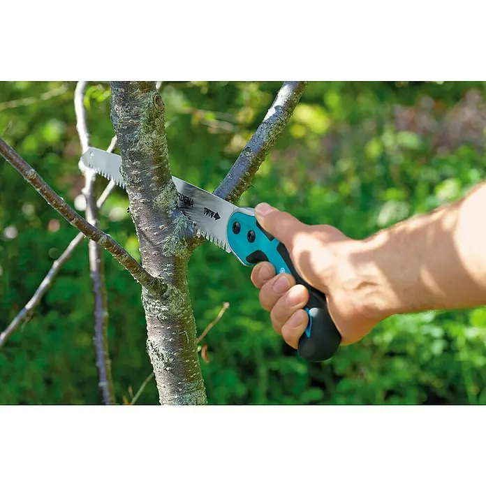 Gardena Sierra de podar manual 300 P - Largo: 495 mm, Plástico, Plateado, Negro, Turquesa - Primer plano de una sierra de podar Gardena cortando una rama, ideal para el mantenimiento del jardín.
