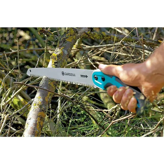 Gardena Sierra de podar manual 300 P - Largo: 495 mm, Plástico, Plateado, Negro, Turquesa - Jardinero cortando una rama con una sierra de podar Gardena que tiene un mango azul y gris. Perfecta para el cuidado de árboles, sierra afilada.