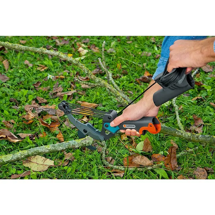 Gardena Combisystem Cortarramas de jardín - Grosor de rama máx.: 35 mm, Mango tipo D con resistente cable de tracción, sistema de guardado de cable (sin enredos) y fijación de cable - Podadora de ramas con mecanismo de tracción en acción. Las tijeras Gardena cortan ramas sin esfuerzo en un prado. La herramienta es fácil de usar.