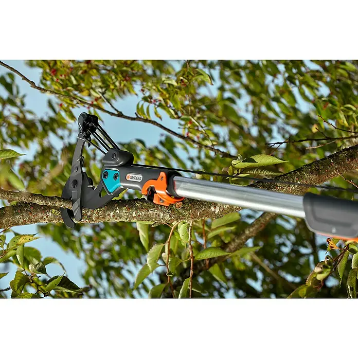 Gardena Combisystem Cortarramas de jardín - Grosor de rama máx.: 35 mm, Mango tipo D con resistente cable de tracción, sistema de guardado de cable (sin enredos) y fijación de cable - La cortadora de árboles Gardena corta ramas de un árbol. La herramienta tiene un mango de aluminio y una empuñadura naranja para un uso cómodo.