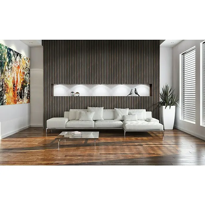 FibroTech Akustikpaneel Stone - Rusty Stone, L x B x S: 2.440 x 520 x 18 mm - Ein modernes Wohnzimmer mit einem stilvollen weißen Sofa, einem Couchtisch aus Glas und einer Wand mit Holzpaneelen, die dem Raum Wärme und Eleganz verleiht.