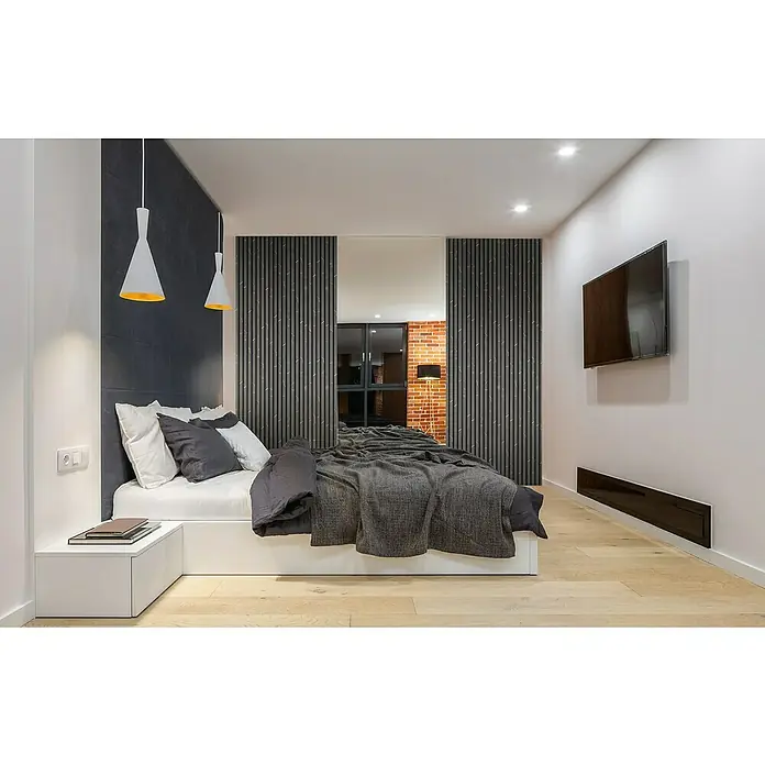 FibroTech Akustikpaneel Stone - Pattern Stone, L x B x S: 2.440 x 520 x 18 mm - Modernes Schlafzimmer mit stilvollen Pendelleuchten über einem gemütlichen Bett, TV-Gerät an der Wand und minimalistischer Einrichtung.