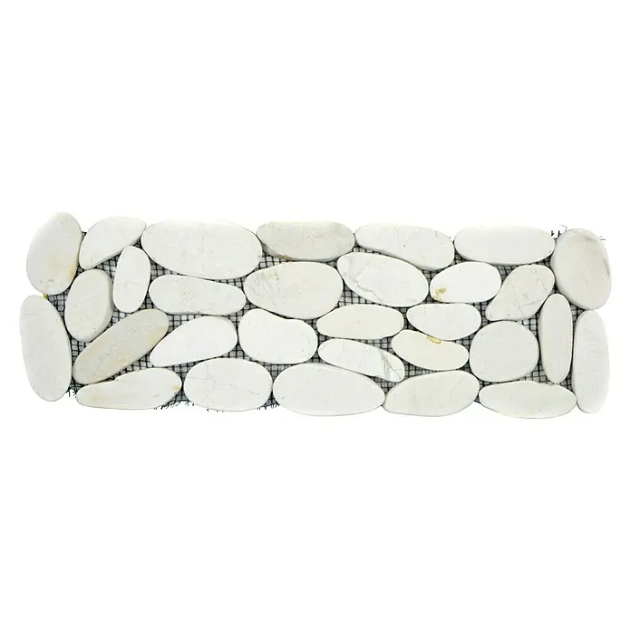 Fliesenbordüre Kiesel BO IN10KS - 30 x 10 cm, Weiß, Matt - Ein rechteckiges Paneel aus weißen Kieselsteinen, die auf einem schwarzen Netz befestigt sind, ideal für dekorative Wandverkleidungen.