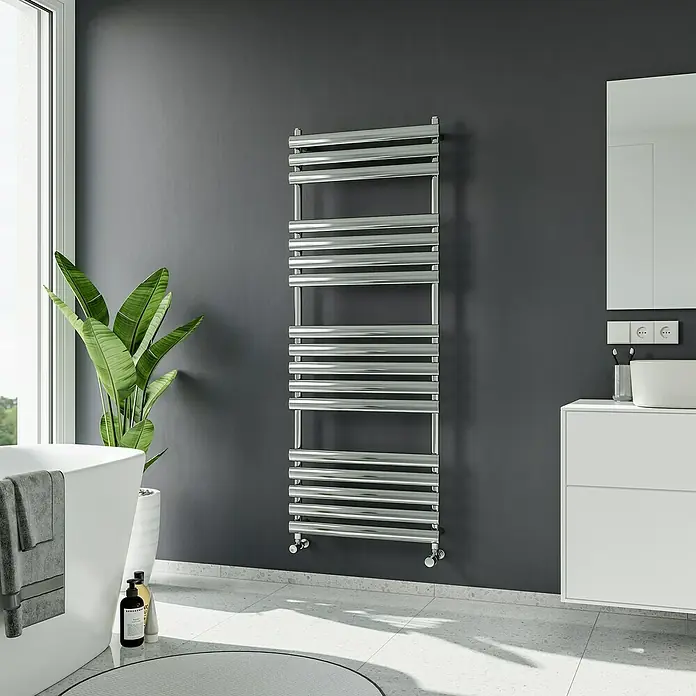 Ximax Badheizkörper C10 - B x H: 600 x 1.600 mm, Wärmeleistung bei Vorlauftemperatur von 75 °C (D: 50): 522 W, Chrom - Ein stilvoller, moderner Handtuchwärmer aus Chrom hängt an einer grauen Badezimmerwand. Ideal für warme Handtücher nach dem Duschen.