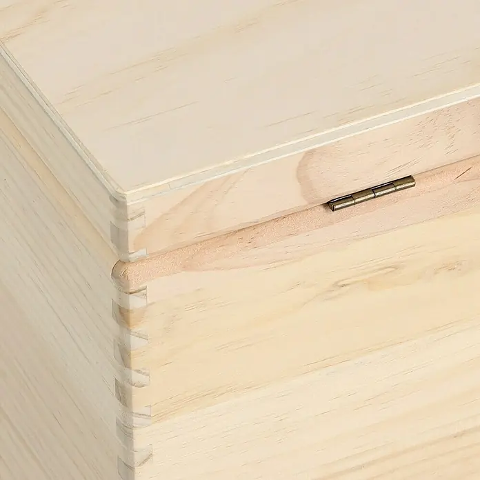 Zeller Present Holzkiste - L x B x H: 60 x 40 x 24 cm, Holz - Nahaufnahme einer hellen Holzkiste mit Scharnier und sichtbaren Holzverbindungen, die die Handwerkskunst hervorheben.