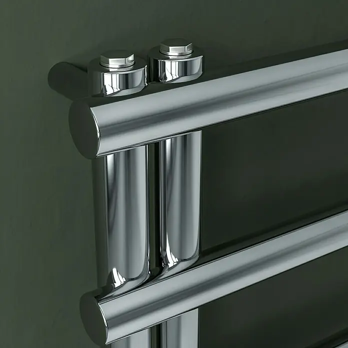 Ximax Badheizkörper C11 - B x H: 600 x 1.750 mm, Wärmeleistung bei Vorlauftemperatur von 75 °C (D: 50): 437 W, Chrom - Detailaufnahme eines verchromten Handtuchwärmers mit Bolzen, der an einer Wand montiert ist.
