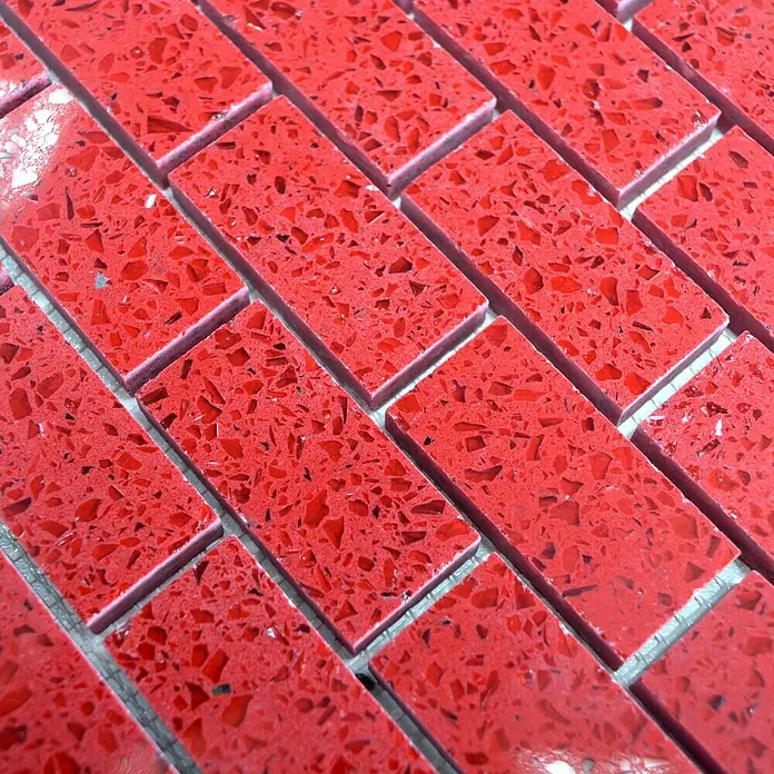 Mosaikfliese Brick Artifical XCM ASMB4 - 30 x 30 cm, Rot, Glänzend - Nahaufnahme von roten Terrazzo-Fliesen im Mauerverband, die eine auffällige Textur und ein lebendiges Farbmuster zeigen.