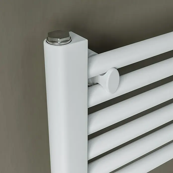 Ximax Elektro-Badheizkörper Omega - B x H: 600 x 1.200 mm, Wärmeleistung bei Vorlauftemperatur von 75 °C (D: 50): 600 W - Detailaufnahme eines weißen Heizkörpers mit silberner Schraube und runden Befestigungselementen an einer grauen Wand.