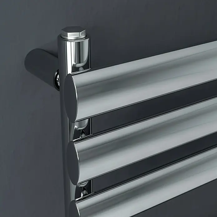 Ximax Badheizkörper C10 - B x H: 600 x 1.600 mm, Wärmeleistung bei Vorlauftemperatur von 75 °C (D: 50): 522 W, Chrom - Nahaufnahme eines modernen, verchromten Handtuchwärmers mit horizontalen Stangen und einem sechseckigen Verschluss.