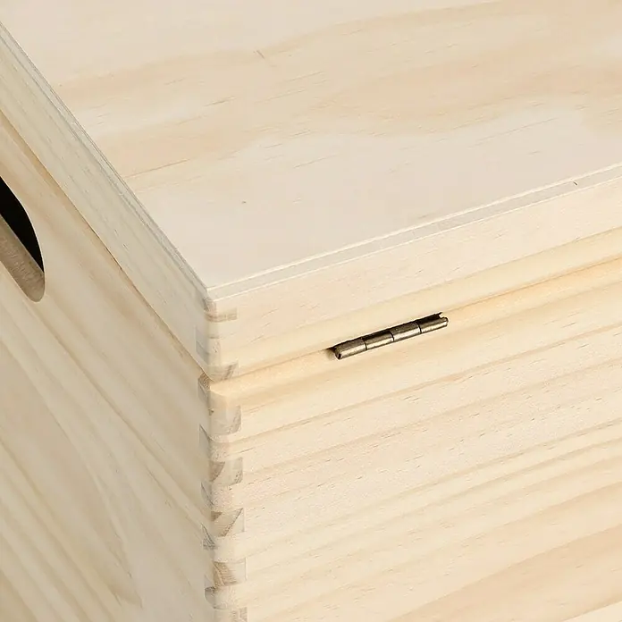 Zeller Present Holzkiste - L x B x H: 40 x 30 x 23 cm, Holz - Nahaufnahme einer hellen Holzkiste mit Scharnier und eingefrästem Griff. Ideal für die Aufbewahrung und Dekoration.