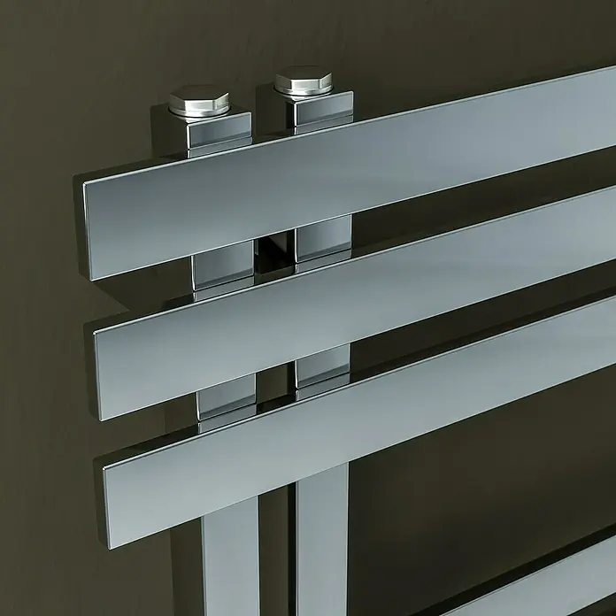 Ximax Badheizkörper C9 - B x H: 600 x 1.800 mm, Wärmeleistung bei Vorlauftemperatur von 75 °C (D: 50): 457 W, Chrom - Nahaufnahme eines modernen, verchromten Handtuchwärmers mit quadratischen Heizstäben und sechseckigen Ventilen.
