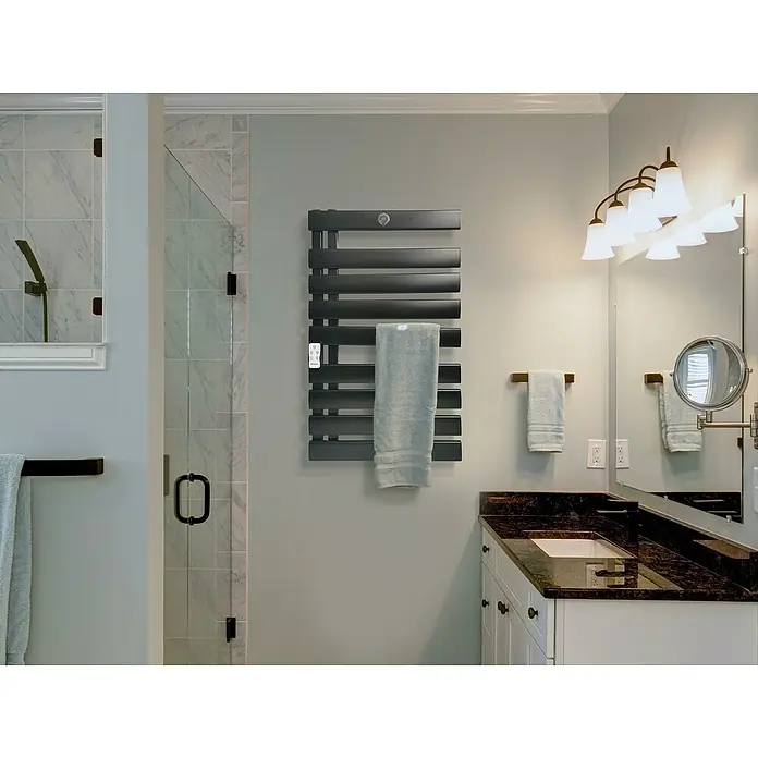 Purline Radiador toallero eléctrico NTW-15 Wifi - An x Al: 55 x 91 cm, 500 W, Negro - Un baño con un toallero térmico gris que sostiene una toalla celeste, junto a una ducha y una zona de lavabo.
