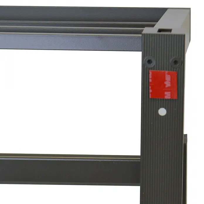 Purline Radiador toallero eléctrico NTW-09 - An x Al: 57 x 39 cm, 55 W, Negro - Vista detallada de una estantería de aluminio plateado, destacando la construcción robusta y las líneas limpias del mueble.