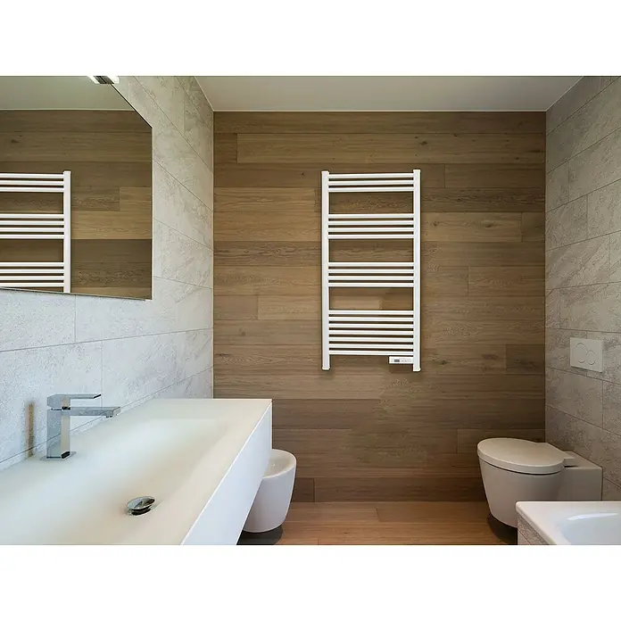 Purline Radiador toallero eléctrico NTW-11 - An x Al: 54 x 107 cm, 500 W, Blanco - Un baño moderno con un toallero blanco en la pared de madera, un lavabo elegante y un inodoro.