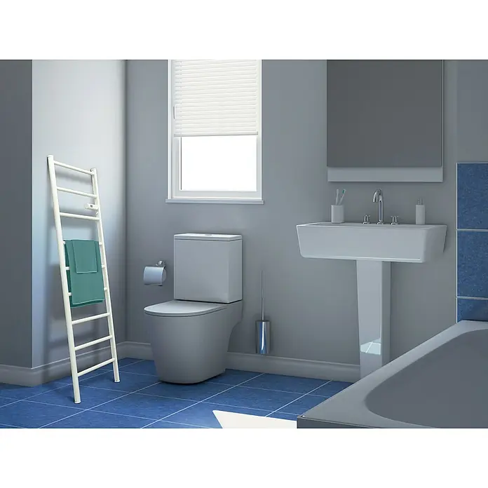 Purline Radiador toallero eléctrico NTW Stair - An x Al: 54 x 150 cm, 300 W, Blanco - Interior de baño con inodoro, lavabo y toallero, creando un ambiente sereno con diseño moderno y azulejos azules.