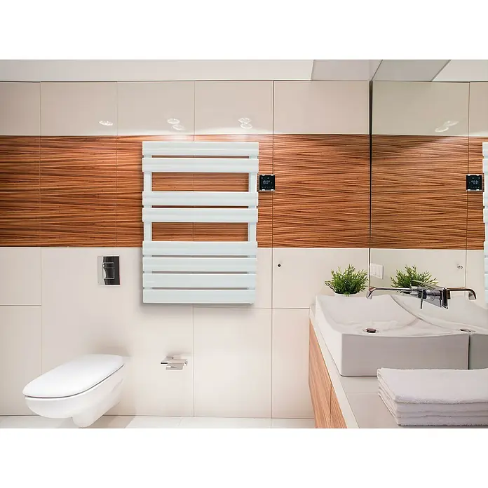 Purline Elektro-Badheizkörper NTW-16 - B x H: 56 x 79 cm, 500 W, Weiß - Das moderne Badezimmer zeigt einen weißen Handtuchwärmer an einer stilvollen Wand, ergänzt durch eine elegante Toilette und ein Waschbecken.