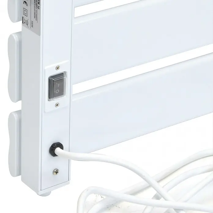 Purline Elektro-Badheizkörper NTW-16 - B x H: 56 x 79 cm, 500 W, Weiß - Detailansicht eines weißen Handtuchwärmers mit Schalter und Kabel, der Funktionalität und modernes Design vereint.