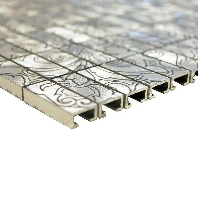 Mosaikfliese Rechteck ALF C101D - 30 x 30 cm, Silber, Matt - Nahaufnahme von Metallschienen mit eingeätzten Mustern. Die Schienen sind silbern und haben eine U-Form.