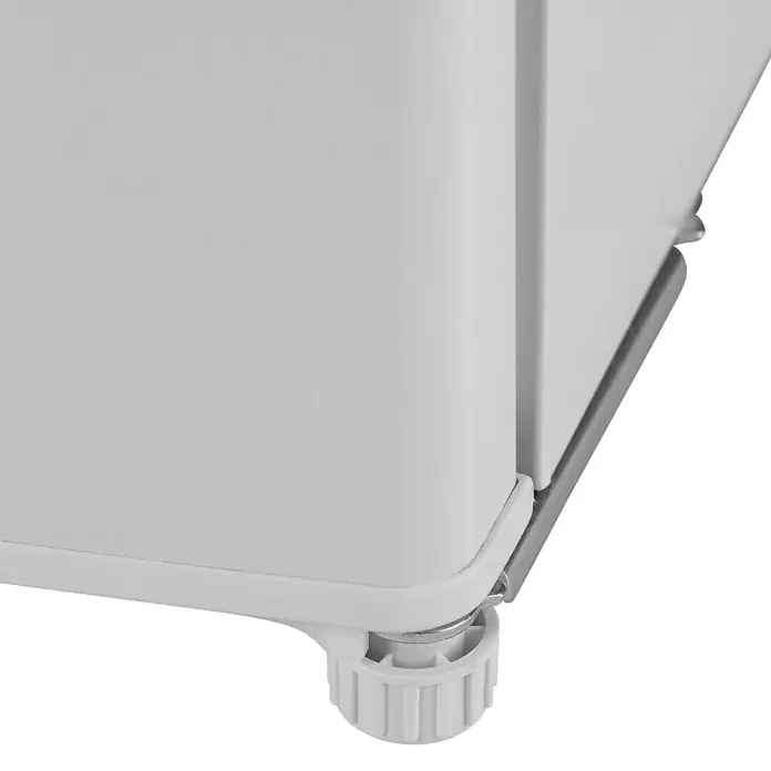 PKM Vollraumkühlschrank KS242-EM - Nutzinhalt Gesamt: 242 l, 55,6 x 54,4 x 142,6 cm, Weiß - Detailansicht eines verstellbaren Fußes an einem weißen Haushaltsgerät, der für Stabilität sorgt.