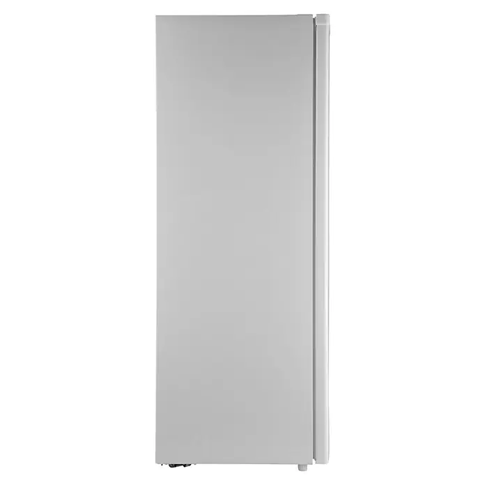 PKM Vollraumkühlschrank KS242-EM - Nutzinhalt Gesamt: 242 l, 55,6 x 54,4 x 142,6 cm, Weiß - Ein freistehender, silberner Kühlschrank mit einer glatten Oberfläche und einer schmalen Seitenansicht. Das Gerät steht auf kleinen Füßen.