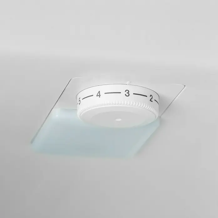PKM Kühl-Gefrierkombination KGK262EIX - Nutzinhalt Gesamt: 262 l, 56 x 55 x 180 cm, Inox-Design - Nahaufnahme des weißen Temperaturreglers im Kühlschrank, der auf Stufe 4 eingestellt ist, zur optimalen Kühlung.