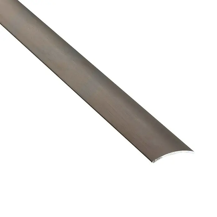 Perfil de transición 235 A - Aluminio, Bronce - Primer plano de un perfil metálico de cuarto de círculo, ideal para proyectos de construcción y decoración, definido por su superficie lisa.