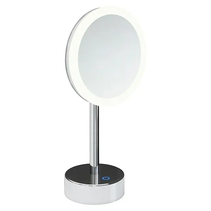 Cosmic Espejo cosmético de encimera Essentials - Cromo - Primer plano de un espejo de maquillaje iluminado con base de cromo. La luz alrededor del espejo proporciona una visibilidad perfecta para aplicar el maquillaje.