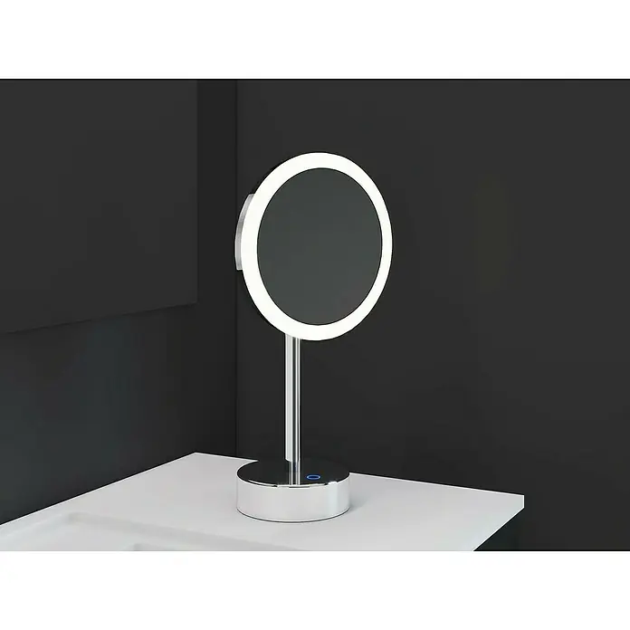 Cosmic Espejo cosmético de encimera Essentials - Cromo - Espejo de maquillaje redondo iluminado con aspecto cromado sobre un lavabo. El espejo tiene un diseño elegante y moderno.