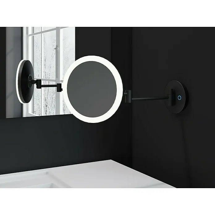 Cosmic Espejo cosmético de pared Essentials - Negro - Primer plano de un espejo de maquillaje redondo e iluminado en una pared negra, asegurando una iluminación óptima.