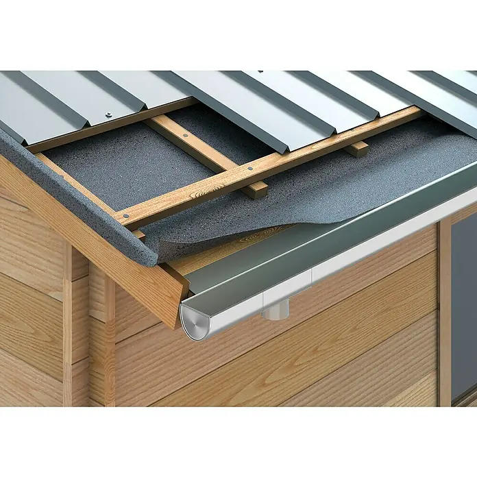 Sarei Piccolo Ablauf-Set - Nennweite: 80 mm, Aluminium, Silber, Rund - Detailaufnahme eines Dachrinnen-Systems mit Holzverkleidung. Das System umfasst eine hochwertige Regenrinne, die Wasser zuverlässig ableitet.