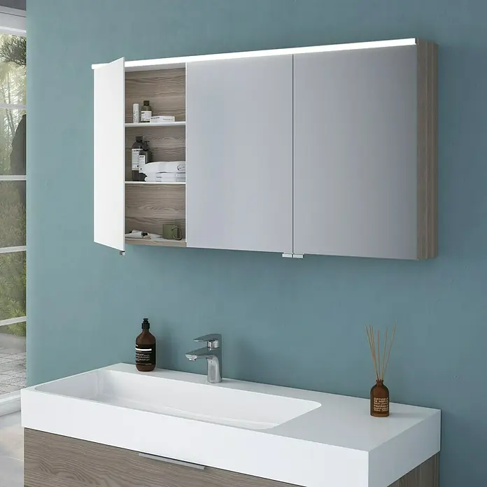 Camargue LED-Spiegelschrank Cube/Loft - B x H: 120 x 62 cm, Mit Beleuchtung, Weiß - Wandhängender Spiegelschrank mit LED-Beleuchtung, teilweise geöffnet, mit Produkten im Regal. Waschbeckenunterschrank mit weißer Platte und Holzdekor.