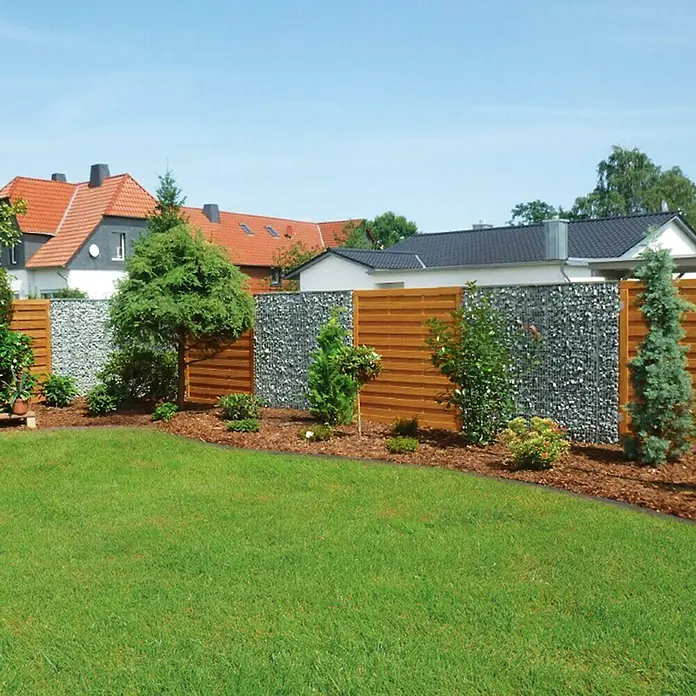 Bellissa Gabione BP-4 Grundbausatz Paravento117,8 x 12 x 201 cm, Stahl, Maschenbreite: 25 mm, Maschenhöhe: 100 mm - Ein Gartenzaun mit Holzelementen und Gabionen in einer grünen Gartenlandschaft unter blauem Himmel.