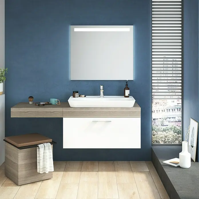 Camargue Lichtspiegel Cube/Loft - 80 x 70 cm - Badezimmer mit Waschtischunterschrank mit weißer Front und Holzplatte mit Aufsatzwaschbecken und großem Spiegel mit Beleuchtung.