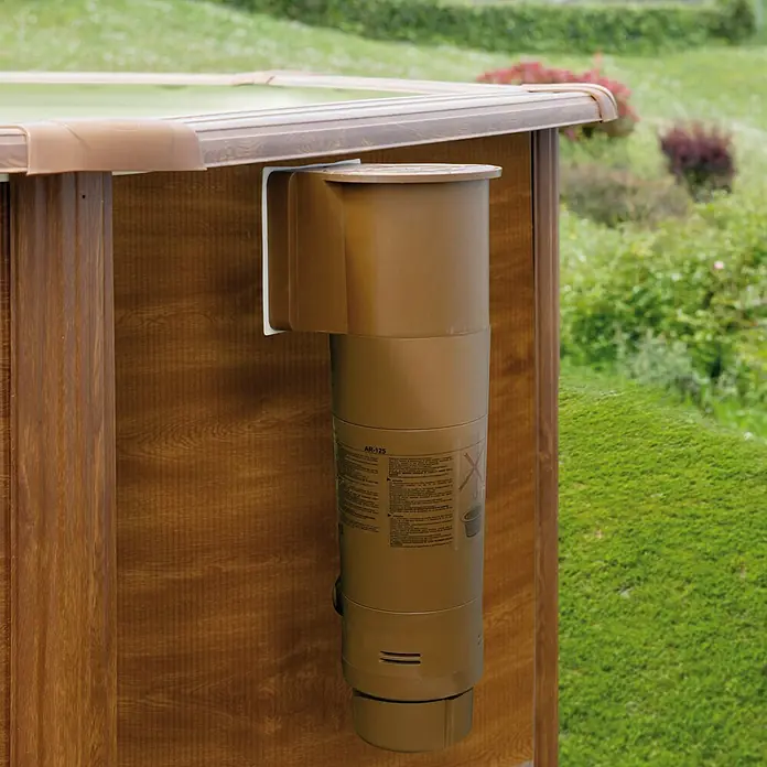 Gre Piscina de acero desmontable Sicilia - Ø x Al: 350 x 120 cm, Marrón claro, 10.102 l - Primer plano de un sistema de filtro marrón, modelo AR-125, sujeto al lado de una piscina de madera, con césped verde al fondo.