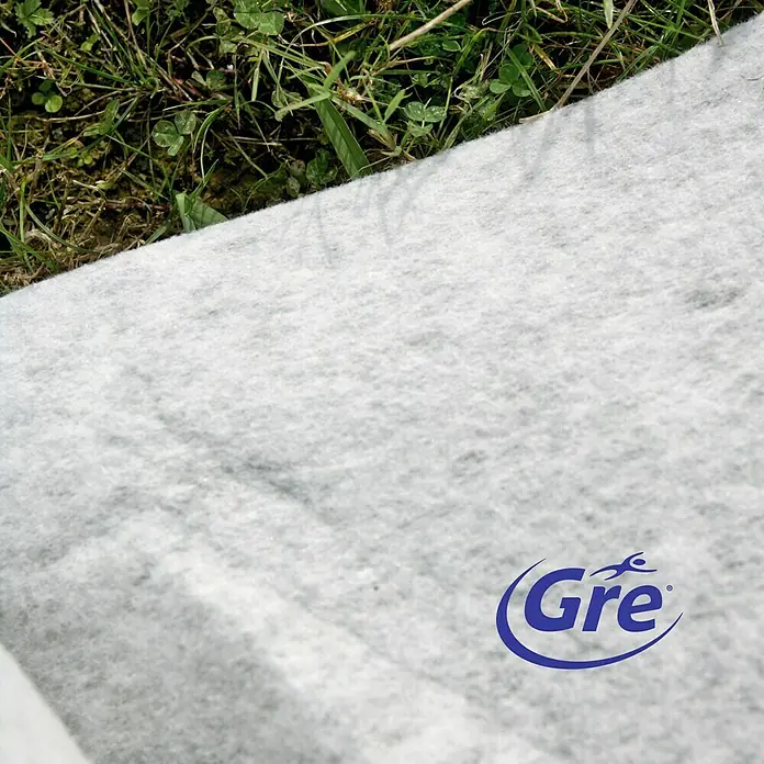 Gre Kit de piscina enterrada Sumatra - L x An x Al: 600 x 320 x 120 cm, 17.850 l - La imagen muestra un producto GRE blanco y suave, perfecto para el jardín, que ofrece comodidad y versatilidad.