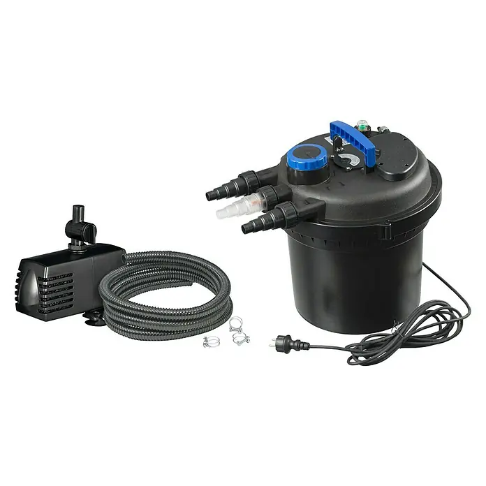 Ubbink Druckfilter-Set BioPressure II 10000 Plus - 110 W, Teichgröße: 3,5 m³ - 10 m³ - Schwarz-weiße Aufnahme eines kompletten Teichfilter-Kits bestehend aus Pumpe, Schlauch, UV-Filter und Zubehör.