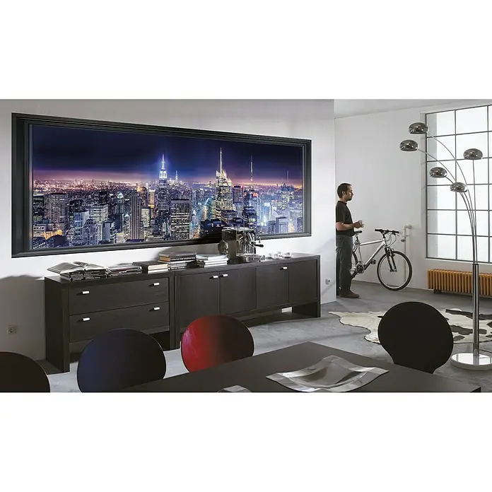 Komar Fototapete Sparkling New York - 4 -tlg., B x H: 368 x 127 cm, Papier - Elegantes Sideboard mit großem Wandbild einer nächtlichen Stadtlandschaft, das dem Raum eine moderne Note verleiht. Die hochwertige Verarbeitung ist sichtbar.