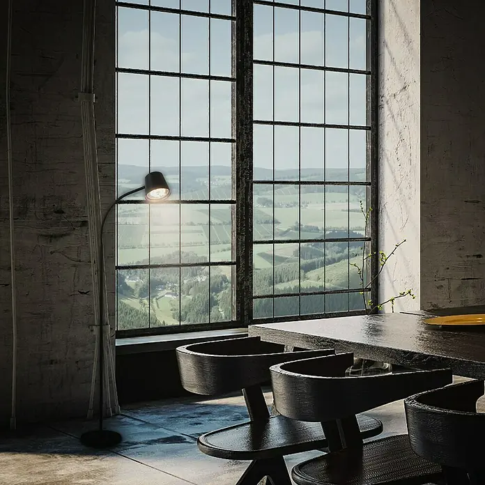 Brilo Akku-Stehleuchte Cielo - Warmweiß, 5,5 W, IP20 - Elegante schwarze Bogenlampe neben einem Fenster mit Blick auf eine grüne Landschaft. Das Design ist modern und stilvoll.