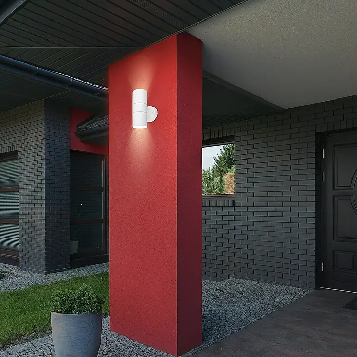 Brilo Außenwandleuchte - 7 W, Weiß matt, IP54 - Moderne Außenwandleuchte mit zylindrischem Design. Die Lampe sorgt für stimmungsvolle Beleuchtung und eine attraktive Fassade.