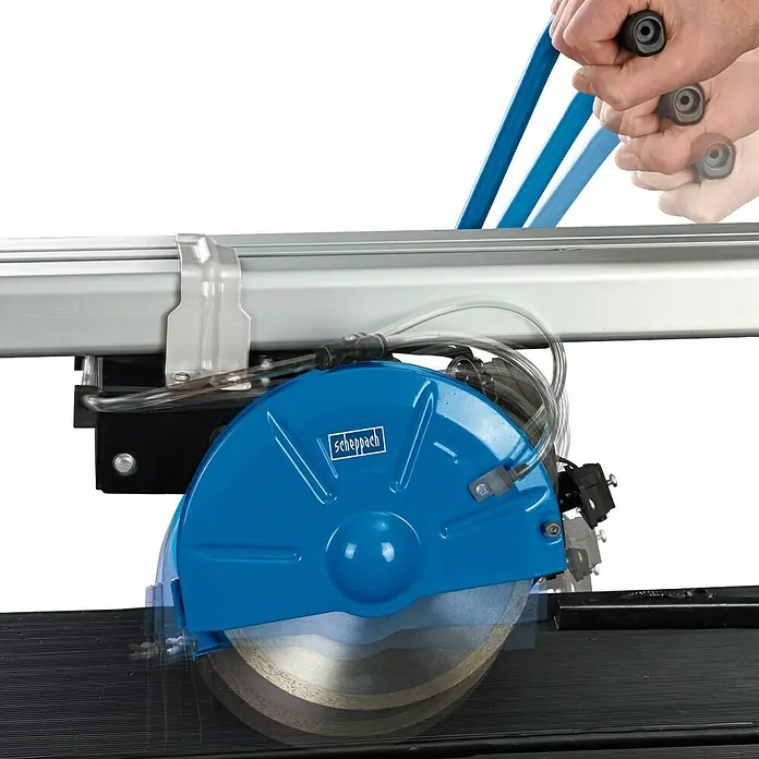 Scheppach Elektro-Fliesenschneider FS 4700 - 1.200 W, Max. Schnittlänge: 1.200 mm, Schnitttiefe bei 90 °: 34 mm - Scheppach Fliesenschneider im Einsatz. Präzise Schnitte dank hochwertiger Diamanttrennscheibe und robuster Bauweise für professionelle Ergebnisse.