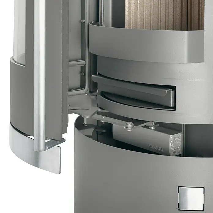 Justus Kaminofen Faro Aqua 2.0 - 8,5 kW, Raumheizvermögen: 200 m³, Material Verkleidung: Speckstein, Schwarz/Speckstein - Detailaufnahme eines modernen Kaminofens mit offenstehender Tür, der Einblick in den Brennraum gewährt.\n