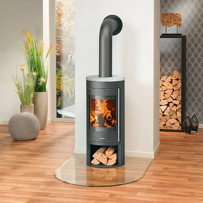Justus Kaminofen Mino 2.0 - 5,5 kW, Raumheizvermögen: 88 m³, Farbe Verkleidung: Schwarz, Schwarz - Der Justus Kaminofen mit Holzfach und Glasbodenplatte ist ein Highlight für jedes Wohnzimmer und sorgt für wohlige Wärme.