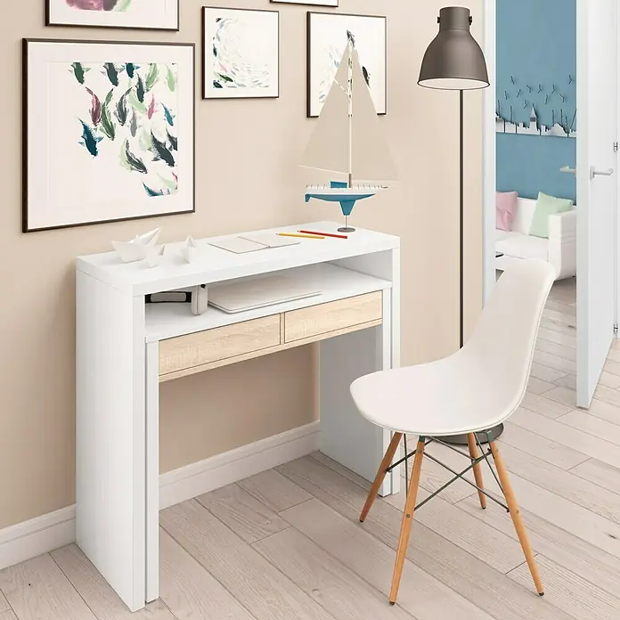 Mesa de escritorio - L x An x Al: 36 x 98,5 x 87,5 cm, Blanco/Roble, Extensible - Un moderno aparador blanco con cajones de madera y una silla blanca, perfecto para un estudio o sala de estar elegante.